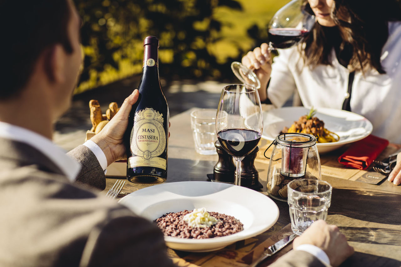 Persone che cenano degustando vino