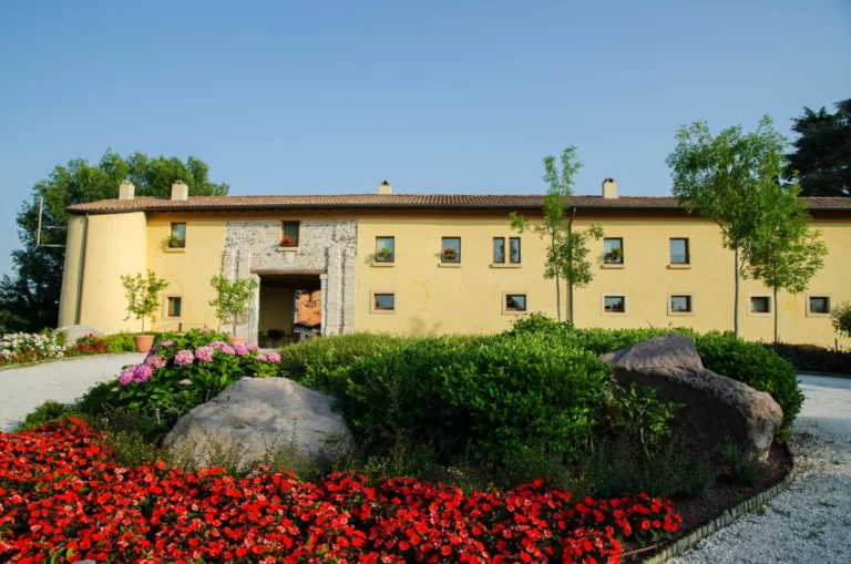 immerso nelle splendide colline moreniche del Garda e circondato da 42 ettari di verde