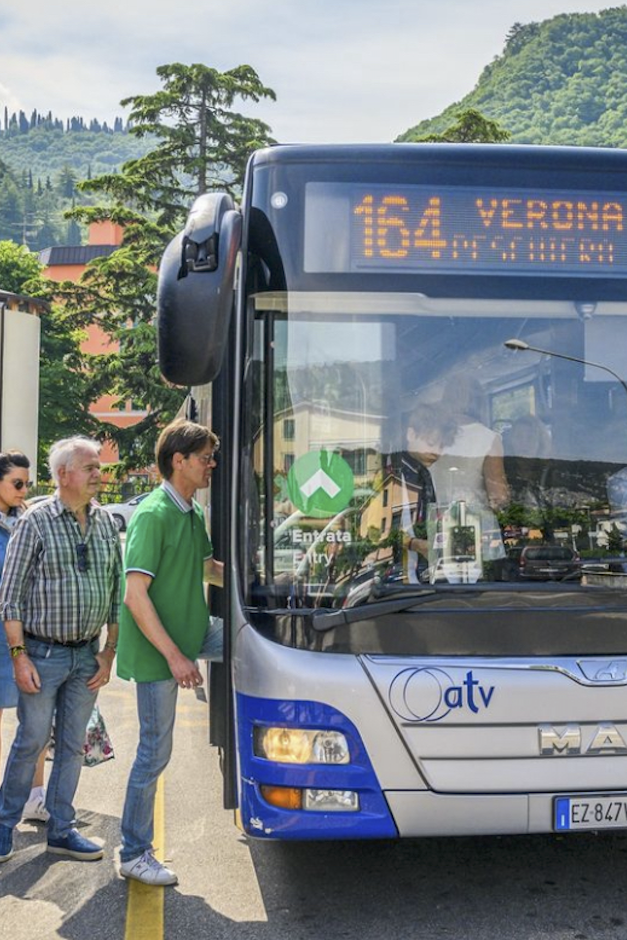 Persone che salgono sul bus di linea lago di garda